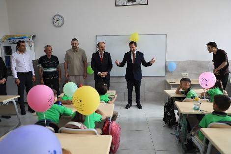 BAŞKAN KILCA  YENİ DÖNEMİN İLK GÜNÜNDE ÖĞRENCİLERİN HEYECANINA ORTAK OLDU