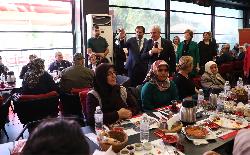 VALİ AKIN İLE BAŞKAN KILCA KARATAY ALZHEIMER GÜNDÜZ YAŞAM MERKEZİ’NDEN FAYDALANAN HASTA VE HASTA YAKINLARIYLA BULUŞTU