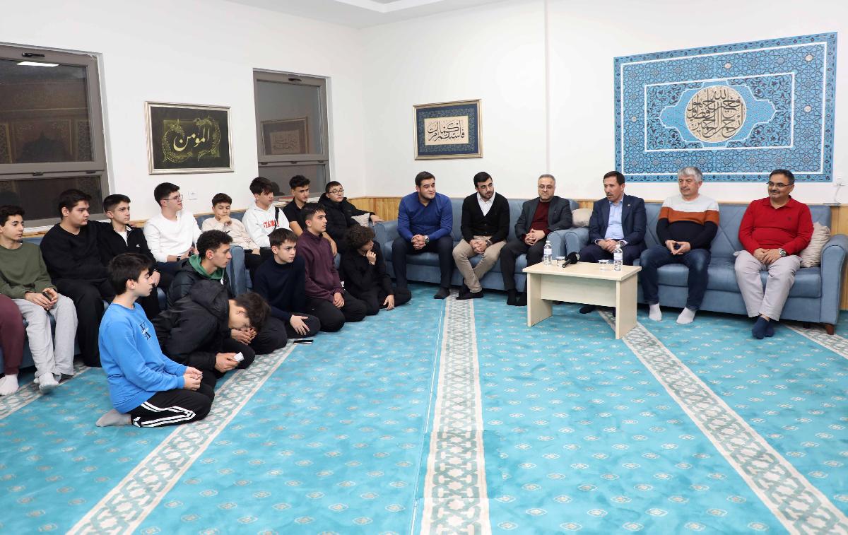 BAŞKAN KILCA VE AKİF DEMİRCİ ÖĞRENCİLERLE BİR ARAYA GELDİ