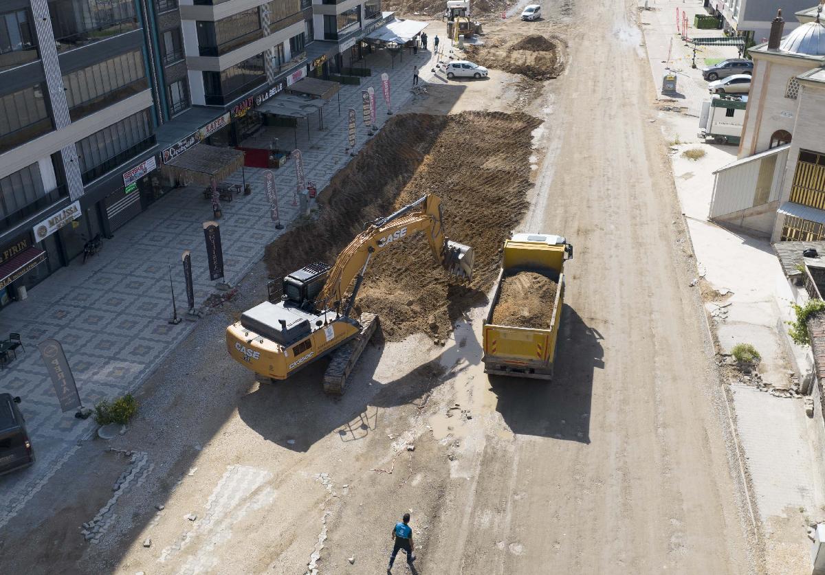 KÜÇÜKKUMKÖPRÜ CADDESİNDE ALTYAPI ÇALIŞMALARI SÜRÜYOR