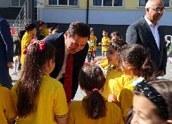 BAŞKAN KILCA YENİ DÖNEMİN İLK GÜNÜNDE ÖĞRENCİLERİN HEYECANINA ORTAK OLDU