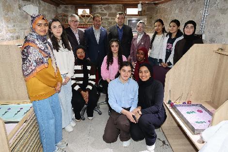 48 ÜLKEDEN ÖĞRENCİ SANATTA BİRLEŞTİ